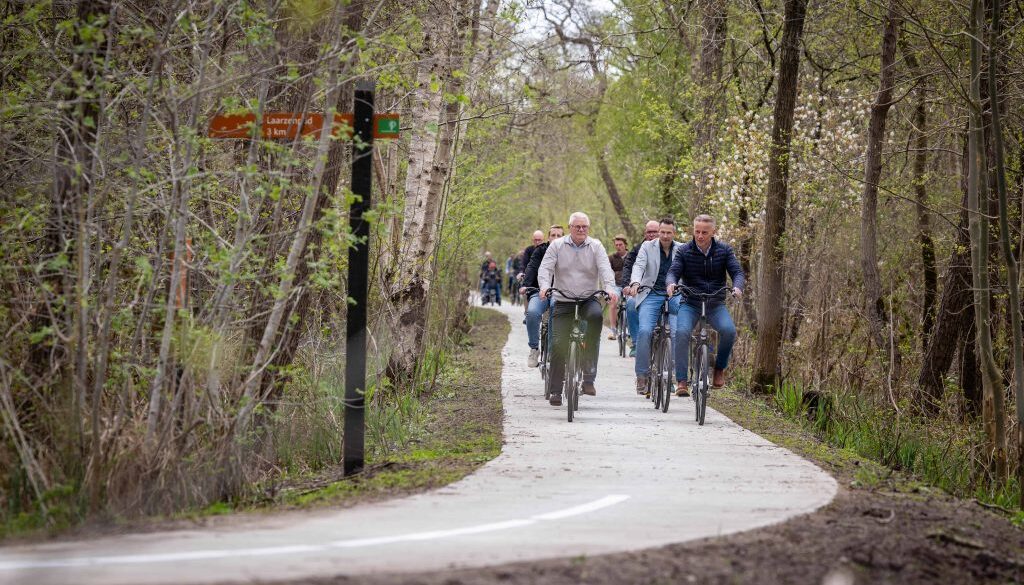 Kalenberg Wethouder MarceScheringa opent verniewde fietspad - foto Gemeente Steenwijkerland/Wilbert Bijzitter
