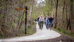 Kalenberg Wethouder MarceScheringa opent verniewde fietspad - foto Gemeente Steenwijkerland/Wilbert Bijzitter