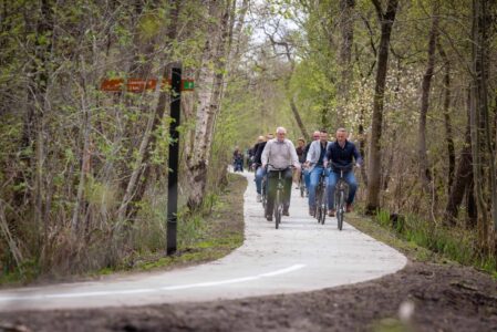 Kalenberg Wethouder MarceScheringa opent verniewde fietspad - foto Gemeente Steenwijkerland/Wilbert Bijzitter