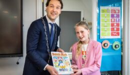 Locoburgemeester Melvin Smit en Yinthe Spijker - foto Wilbert Bijzitter.