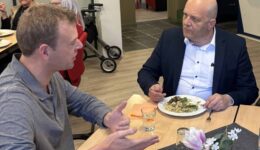Rick Winters informeert burgemeester Erik de Groot over het diaconale werk van de Kleine Kerk - foto aangeleverd