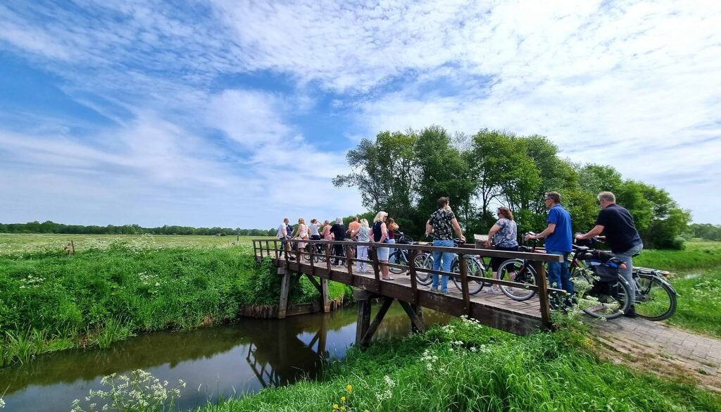 Drentsche Aa fietsers op brug rolderdiep - foto NP Drentsche Aa