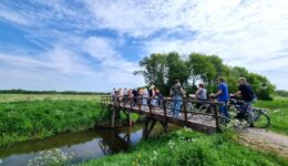 Drentsche Aa fietsers op brug rolderdiep - foto NP Drentsche Aa