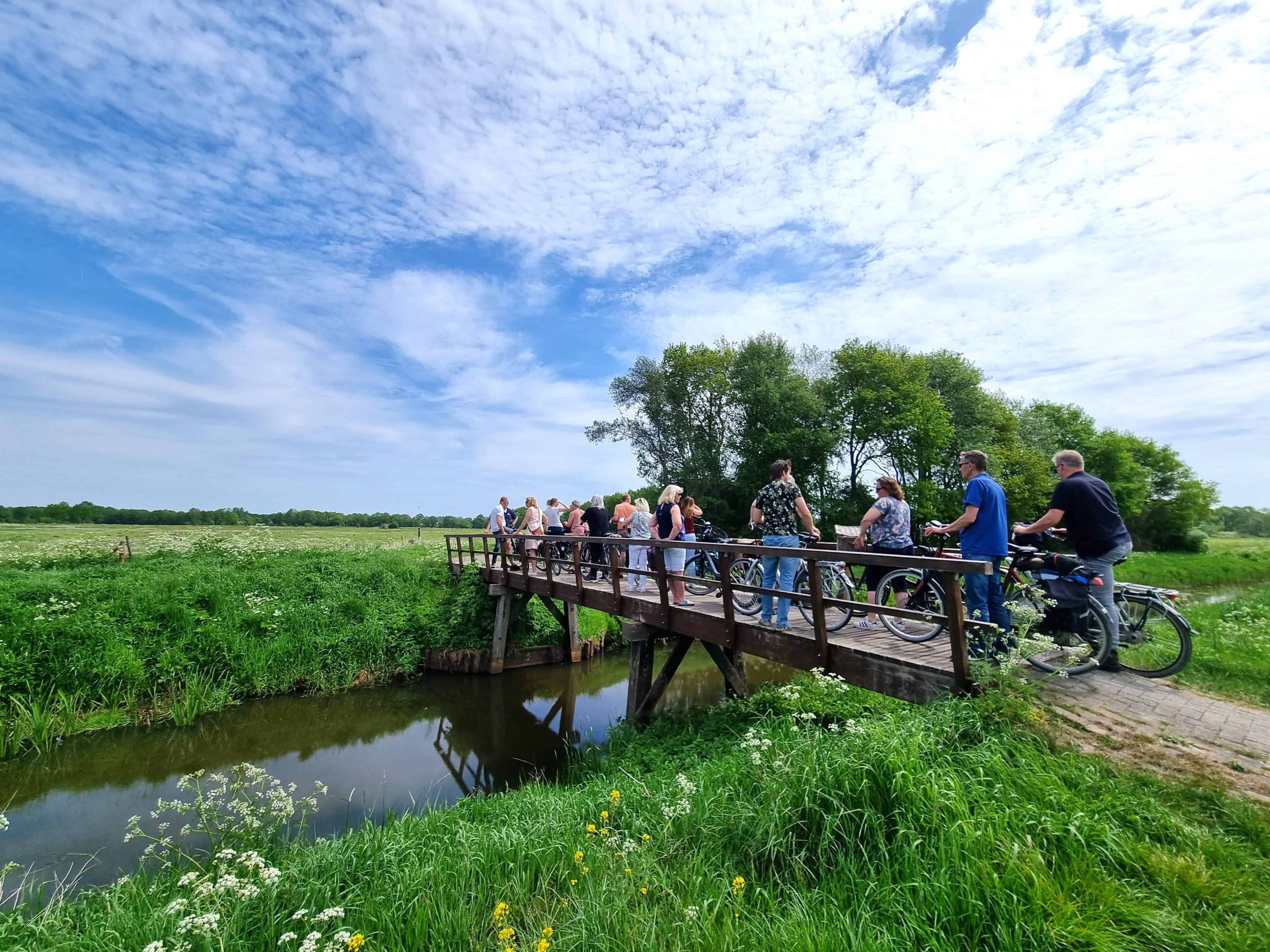 Drentsche Aa fietsers op brug rolderdiep - foto NP Drentsche Aa
