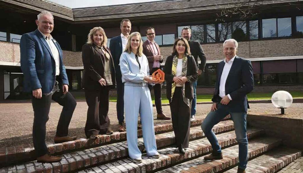 Op de foto: de bestuurders van de 8 gemeenten van de regio IJssel-Vecht met Beschermd Wonen en Maatschappelijke Opvang in portefeuille (foto aangeleverd)