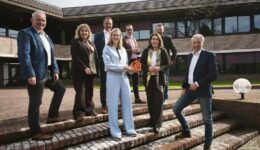 Op de foto: de bestuurders van de 8 gemeenten van de regio IJssel-Vecht met Beschermd Wonen en Maatschappelijke Opvang in portefeuille (foto aangeleverd)