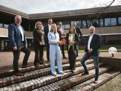 Op de foto: de bestuurders van de 8 gemeenten van de regio IJssel-Vecht met Beschermd Wonen en Maatschappelijke Opvang in portefeuille (foto aangeleverd)