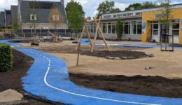 De blauwe atletiekbaan van Don Bosco in Steenwijkerwold (foto: Ysbrand Visser)