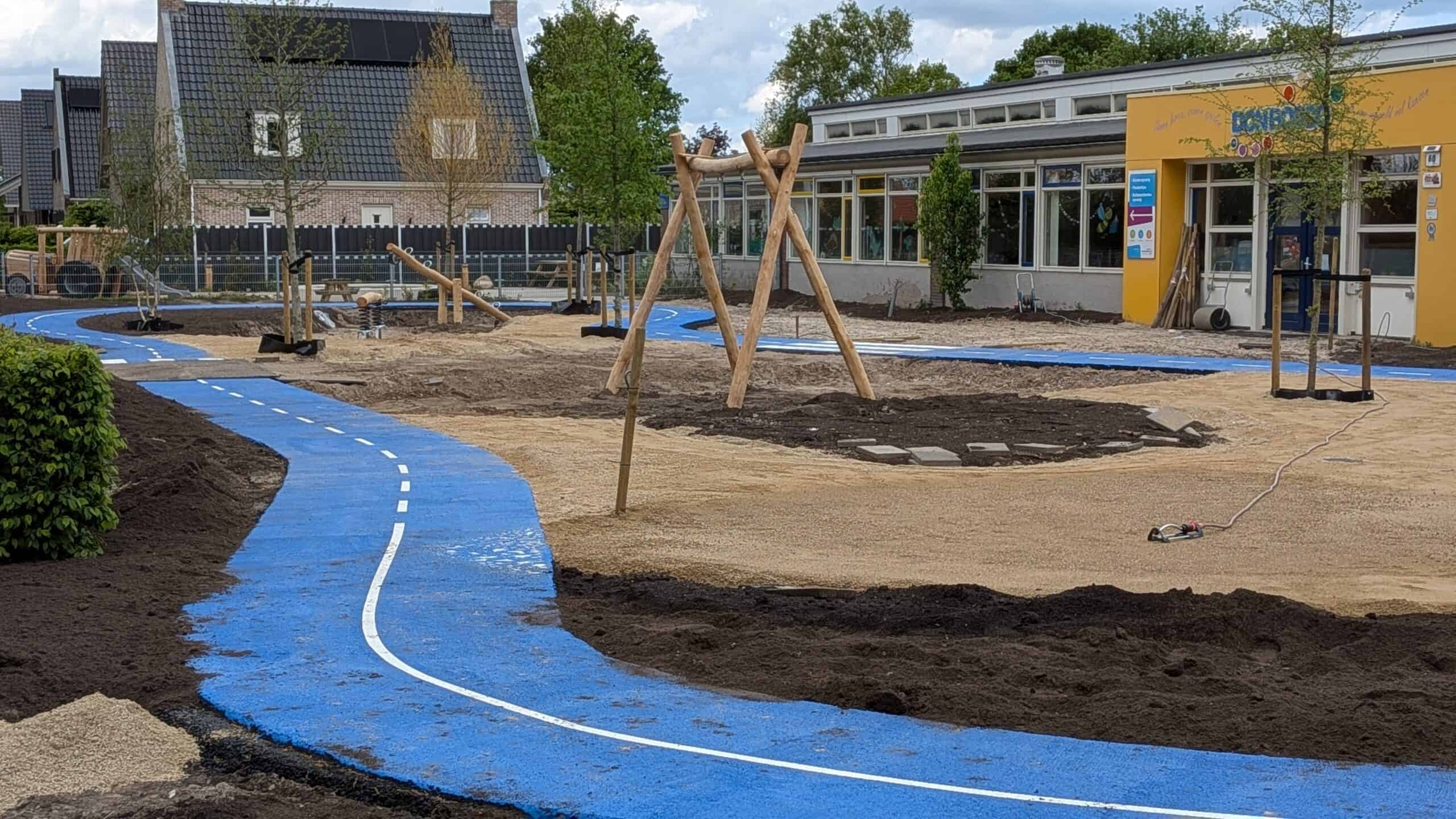 De blauwe atletiekbaan van Don Bosco in Steenwijkerwold (foto: Ysbrand Visser)