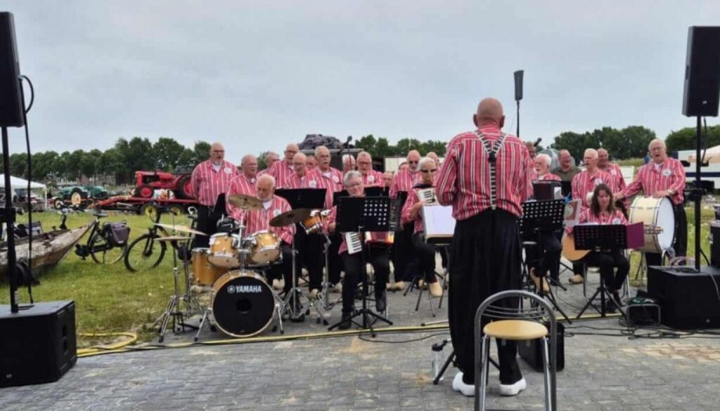 Vollenhoofsch Visserskoor Optreden Akkertien Oldtimerdag 2025 - foto aangeleverd