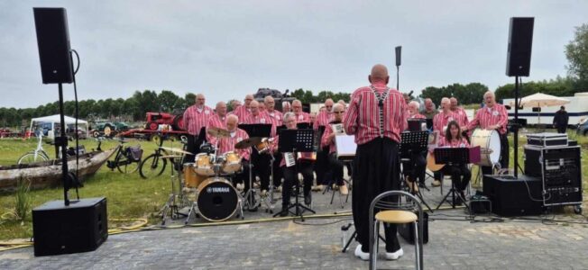 Vollenhoofsch Visserskoor Optreden Akkertien Oldtimerdag 2025 - foto aangeleverd