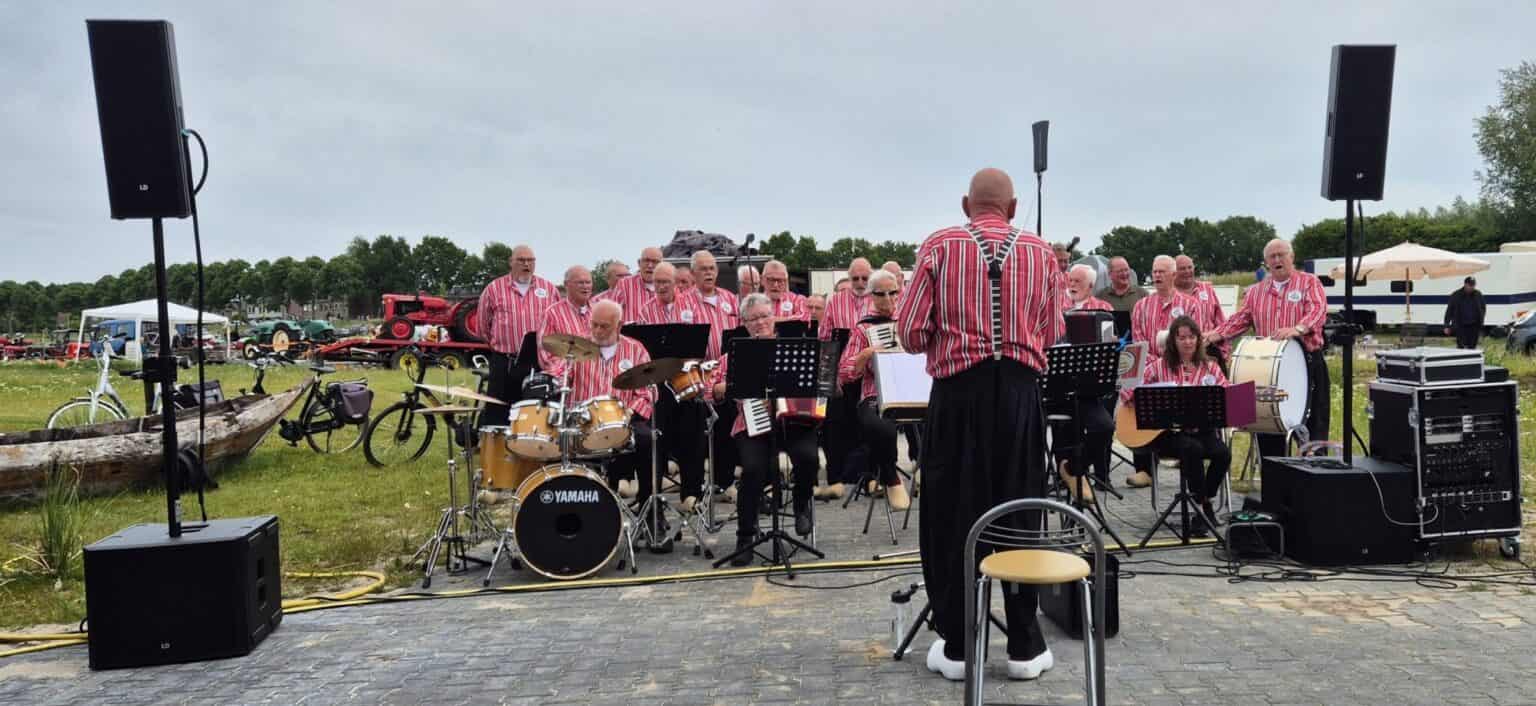 Vollenhoofsch Visserskoor Optreden Akkertien Oldtimerdag 2025 - foto aangeleverd