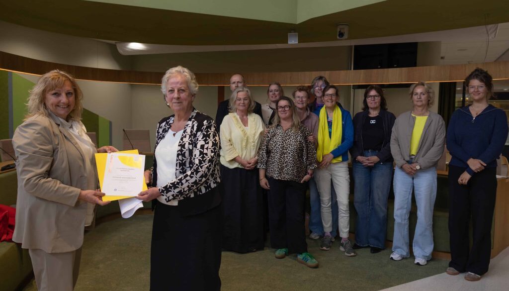 Overhandiging certificaat dementievriendelijke gemeente - foto aangeleverd