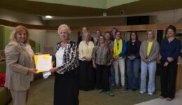 Overhandiging certificaat dementievriendelijke gemeente - foto aangeleverd