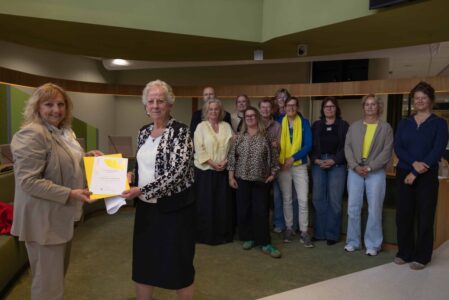 Overhandiging certificaat dementievriendelijke gemeente - foto aangeleverd