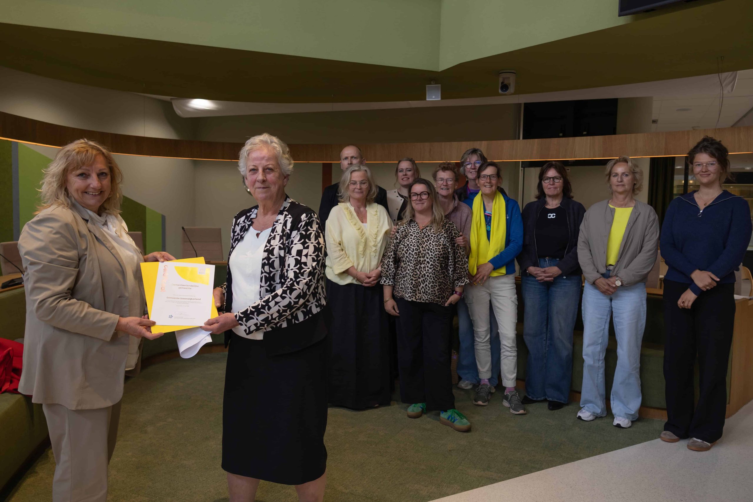 Overhandiging certificaat dementievriendelijke gemeente - foto aangeleverd
