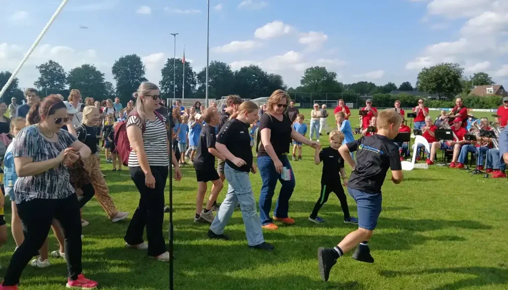 De kinderen starten met de Avond4Daagse (foto: Miranda Stuurman)
