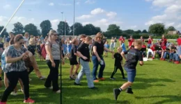 De kinderen starten met de Avond4Daagse (foto: Miranda Stuurman)