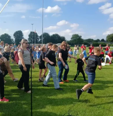 De kinderen starten met de Avond4Daagse (foto: Miranda Stuurman)