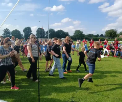 De kinderen starten met de Avond4Daagse (foto: Miranda Stuurman)