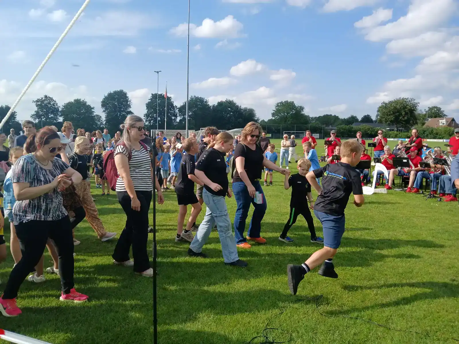 De kinderen starten met de Avond4Daagse (foto: Miranda Stuurman)