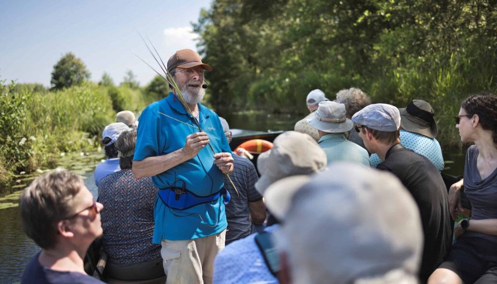 Excursie met de boot door De Weerribben (foto Marco van de Burgwal, Staatsbosbeheer)