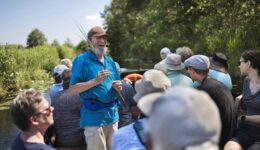Excursie met de boot door De Weerribben (foto Marco van de Burgwal, Staatsbosbeheer)