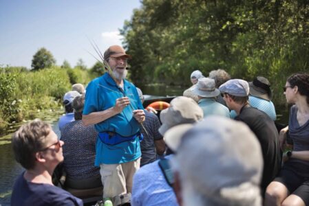 Excursie met de boot door De Weerribben (foto Marco van de Burgwal, Staatsbosbeheer)