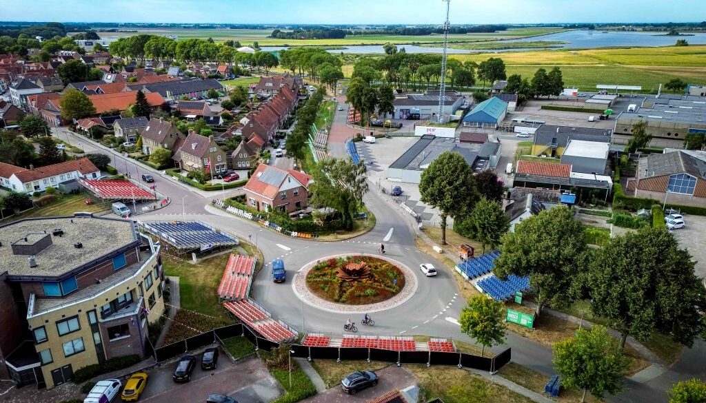 Corso Vollenhove realiseert mindervalidentribune voor een onbezorgde topdag. (foto Johan Vis)