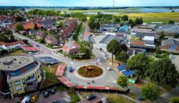 Corso Vollenhove realiseert mindervalidentribune voor een onbezorgde topdag. (foto Johan Vis)