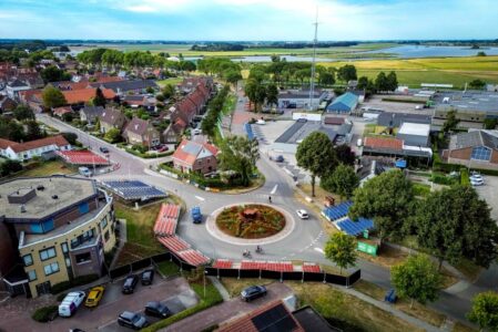 Corso Vollenhove realiseert mindervalidentribune voor een onbezorgde topdag. (foto Johan Vis)