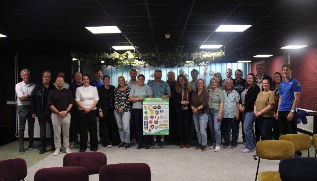 Vertegenwoordigers van 28 sportverenigingen en sportaanbieders ondertekenden woensdagavond tijdens het sportcafé in De Meenthe de intentieverklaring 'Steenwijkerland sport en beweegt veilig'. (foto aangeleverd)