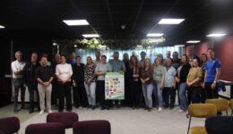 Vertegenwoordigers van 28 sportverenigingen en sportaanbieders ondertekenden woensdagavond tijdens het sportcafé in De Meenthe de intentieverklaring 'Steenwijkerland sport en beweegt veilig'. (foto aangeleverd)