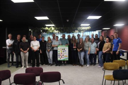 Vertegenwoordigers van 28 sportverenigingen en sportaanbieders ondertekenden woensdagavond tijdens het sportcafé in De Meenthe de intentieverklaring 'Steenwijkerland sport en beweegt veilig'. (foto aangeleverd)