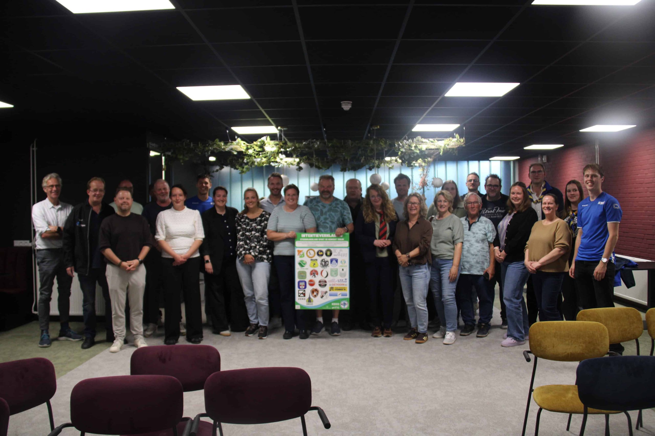 Vertegenwoordigers van 28 sportverenigingen en sportaanbieders ondertekenden woensdagavond tijdens het sportcafé in De Meenthe de intentieverklaring 'Steenwijkerland sport en beweegt veilig'. (foto aangeleverd)