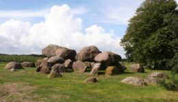 Hunebed loon (foto aangeleverd)