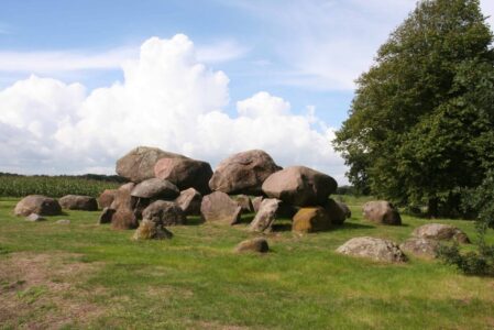 Hunebed loon (foto aangeleverd)