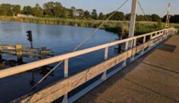 Op vrijdagavond 10 juli was de Bodelaekebrug wel open voor fietsers en voetgangers (foto: De Werven).