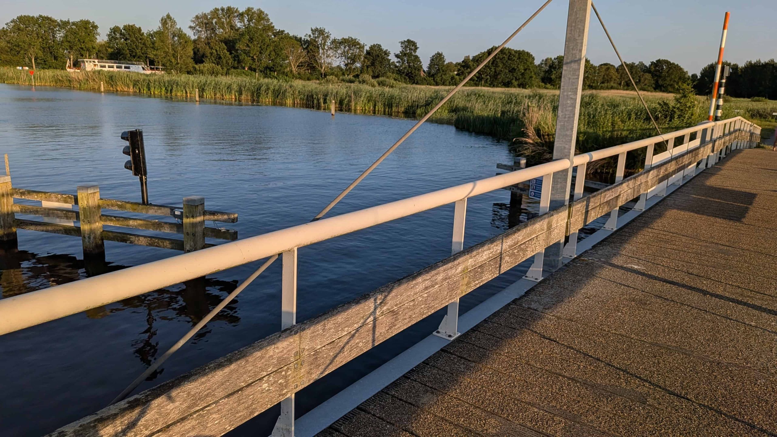 Op vrijdagavond 10 juli was de Bodelaekebrug wel open voor fietsers en voetgangers (foto: De Werven).