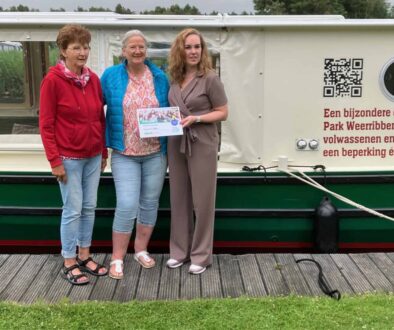 GWB cheque Unive aan Ans Hoen en Ina Kuit (foto Roelof Huls)