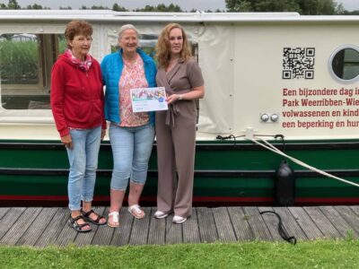 GWB cheque Unive aan Ans Hoen en Ina Kuit (foto Roelof Huls)