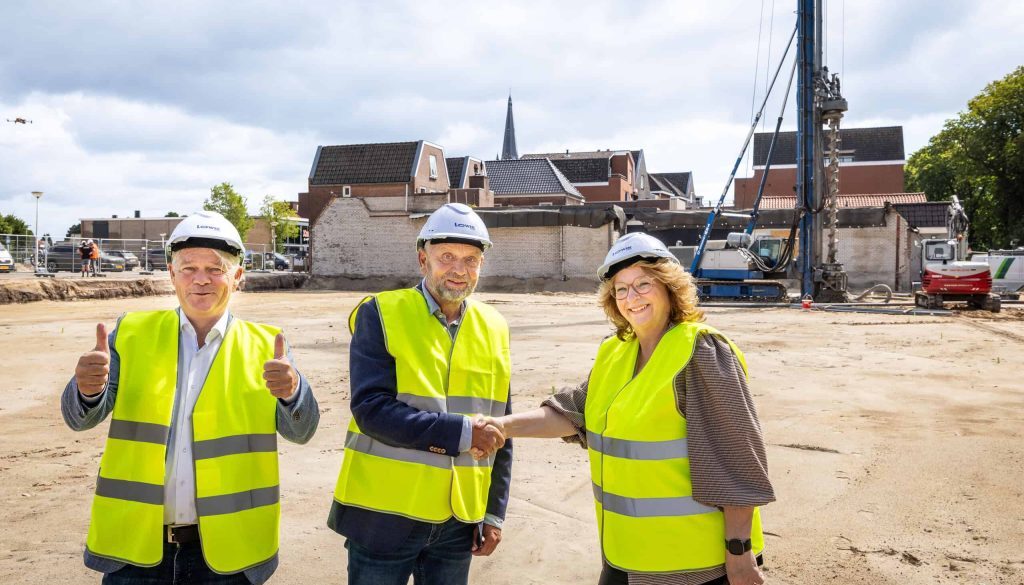 Steenwijk start bouw nieuwe Jumbo Steenwijkerdiep en ondertekening/handdruk voor gebiedsontwikkeling (foto Gemeente Steenwijkerland/Wilbert Bijzitter)