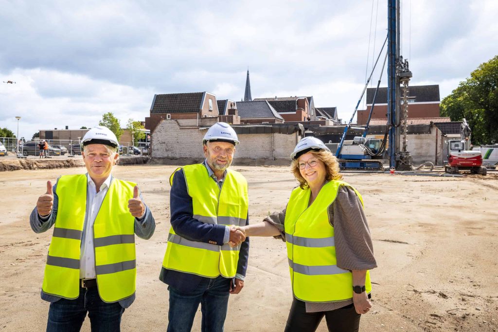 Steenwijk start bouw nieuwe Jumbo Steenwijkerdiep en ondertekening/handdruk voor gebiedsontwikkeling (foto Gemeente Steenwijkerland/Wilbert Bijzitter)