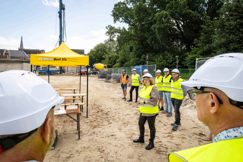Steenwijk start bouw nieuwe Jumbo Steenwijkerdiep en ondertekening/handdruk voor gebiedsontwikkeling (foto Gemeente Steenwijkerland/Wilbert Bijzitter)