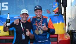 Trotse vader Dick Kruithof samen met zijn zoon Robbin Kruithof. (foto Rainbow Warrior Truck Racing)
