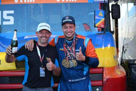Trotse vader Dick Kruithof samen met zijn zoon Robbin Kruithof. (foto Rainbow Warrior Truck Racing)