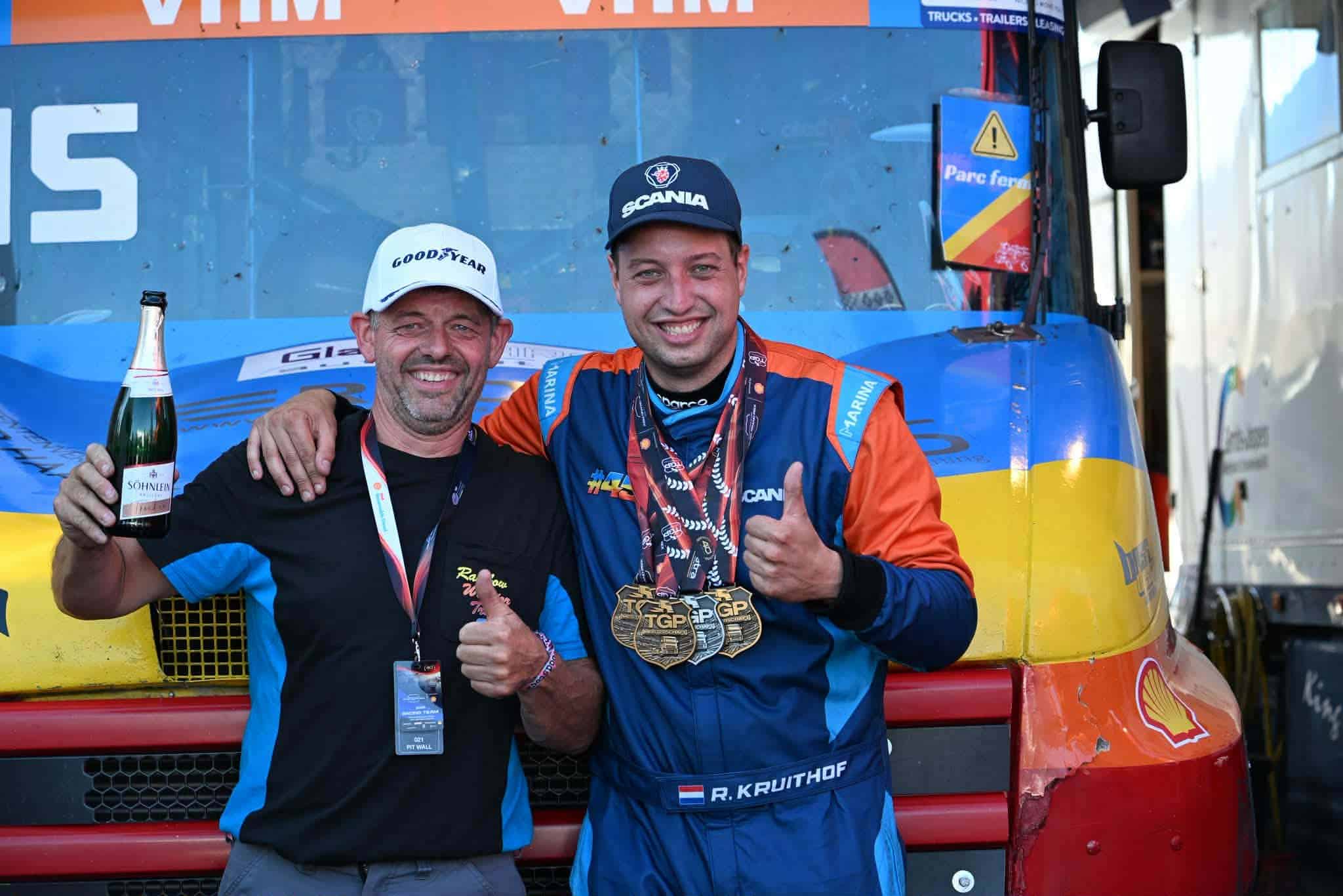 Trotse vader Dick Kruithof samen met zijn zoon Robbin Kruithof. (foto Rainbow Warrior Truck Racing)