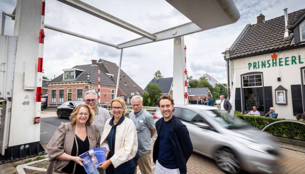 Ossenzijl Tweede Kamerlid bezoekt Ossenzijl en de brug (Gemeente Steenwijkerland/Wilbert Bijzitter)