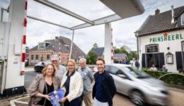 Ossenzijl Tweede Kamerlid bezoekt Ossenzijl en de brug (Gemeente Steenwijkerland/Wilbert Bijzitter)
