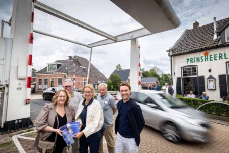 Ossenzijl Tweede Kamerlid bezoekt Ossenzijl en de brug (Gemeente Steenwijkerland/Wilbert Bijzitter)